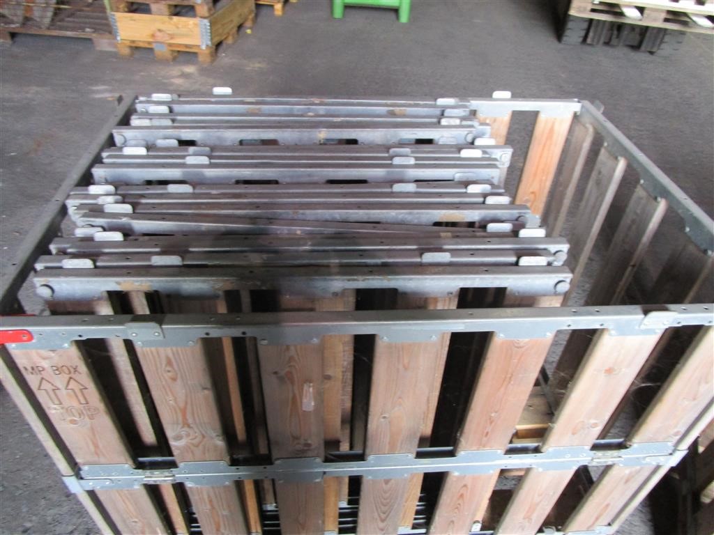 Houten paletten beschikbaar bij WAAK Bedrijvenpark KortrijkNoord